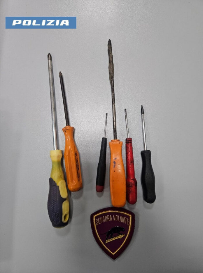 Napoli, ruba due valigie da un’auto in sosta: arrestato 39enne dalla Polizia