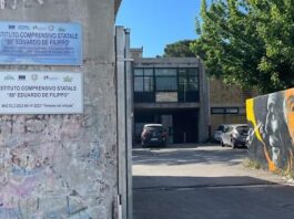 Ponticelli, scuola senza bagni e lezioni ferme da settimane: le mamme “occupano” l’istituto per difendere il diritto allo studio