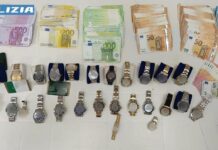 Napoli, Quartieri Spagnoli: orologi di lusso e quasi 80mila euro in contanti nascosti in casa. Denunciata una 21enne Napoli, Quartieri Spagnoli: orologi di lusso e quasi 80mila euro in contanti nascosti in casa. Denunciata una 21enne