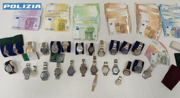 Napoli, Quartieri Spagnoli: orologi di lusso e quasi 80mila euro in contanti nascosti in casa. Denunciata una 21enne