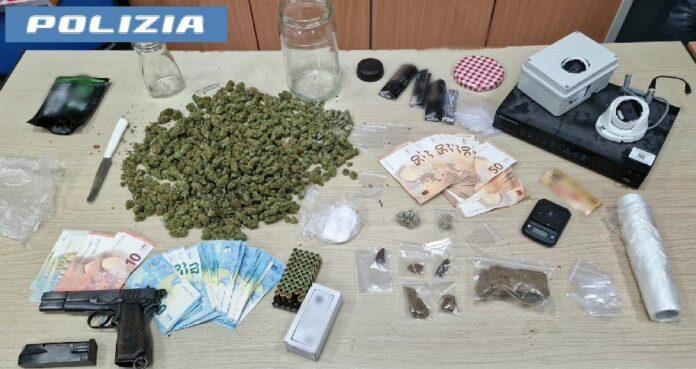 Napoli, droga e armi in casa: arrestato un 20enne dalla Polizia Napoli, droga e armi in casa: arrestato un 20enne dalla Polizia