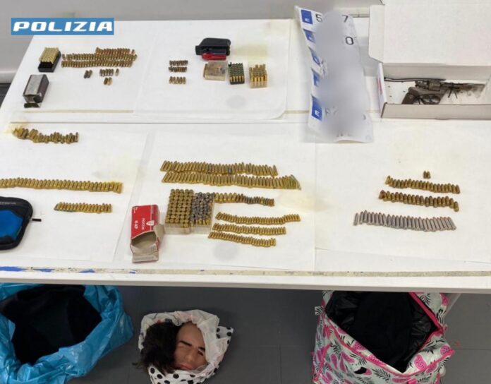 Napoli: la Polizia rinviene un ordigno, un’arma e numerose munizioni