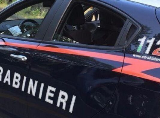 Marigliano, rapina a una 14enne: strappano lo smartphone e tentano la fuga. Arrestati un uomo e una donna