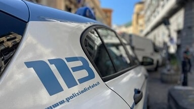 Napoli, aggredisce e rapina una donna: arrestato un 59enne dalla Polizia Napoli, aggredisce e rapina una donna: arrestato un 59enne dalla Polizia