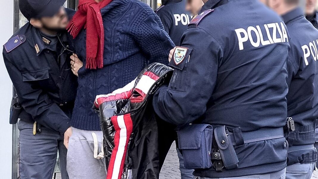 San Pietro a Patierno, sorpreso a spacciare droga dall’auto: arrestato 22enne dalla Polizia