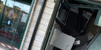 San Giorgio a Cremano, una forte esplosione alla Credit Agricole fa deflagrare il bancomat: indagini in corso