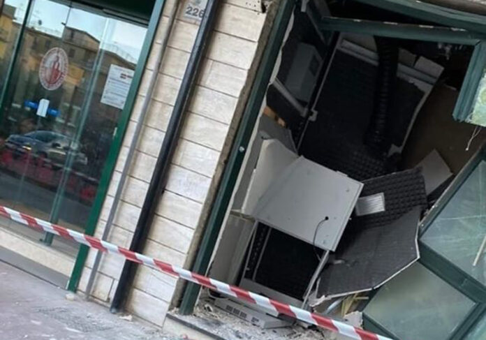 San Giorgio a Cremano, una forte esplosione alla Credit Agricole fa deflagrare il bancomat: indagini in corso San Giorgio a Cremano, una forte esplosione alla Credit Agricole fa deflagrare il bancomat: indagini in corso