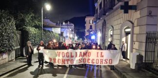 Vico Equense, in duecento in corteo per la riapertura del pronto soccorso dell’ospedale De Luca e Rossano