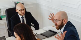 Una foto generica dell'aggressione del cittadino ai danni di un dipendente dell'Ufficio Tributi di Acerra.