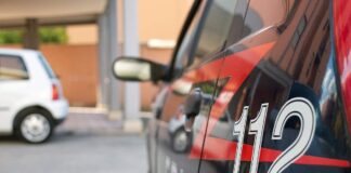 Morde al petto un carabiniere durante un controllo: 50enne in manette a Secondigliano Auto dei carabinieri di Napoli