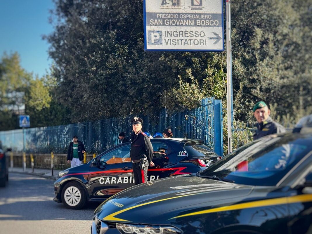 Carabinieri e finanzieri fuori dal San Giovanni Bosco durante l'operazione