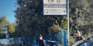 Carabinieri e finanzieri fuori dal San Giovanni Bosco durante l'operazione