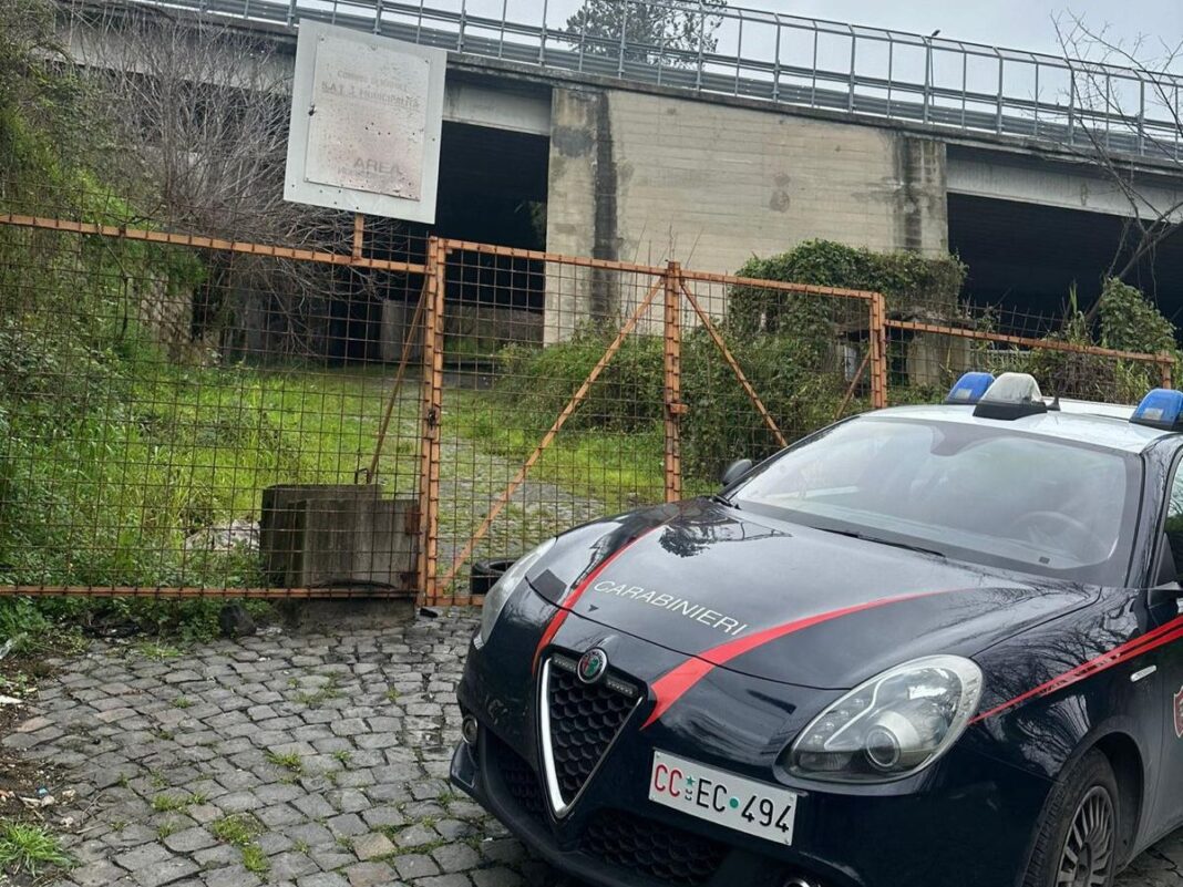 I carabinieri sul posto dove sono stati sparati i colpi verso un cartello stradale a Napoli