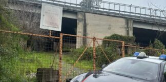 I carabinieri sul posto dove sono stati sparati i colpi verso un cartello stradale a Napoli