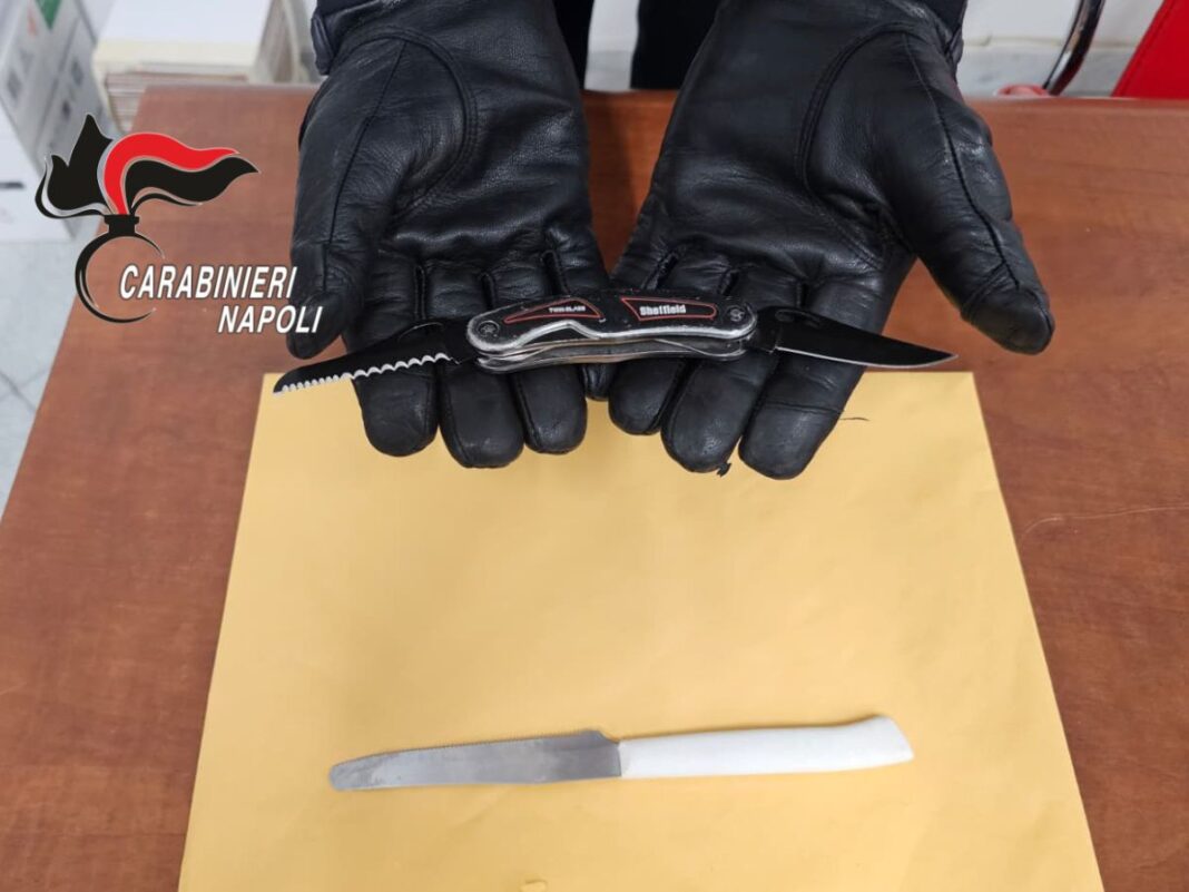 Carabinieri trovano coltelli a scuola