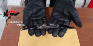Carabinieri trovano coltelli a scuola