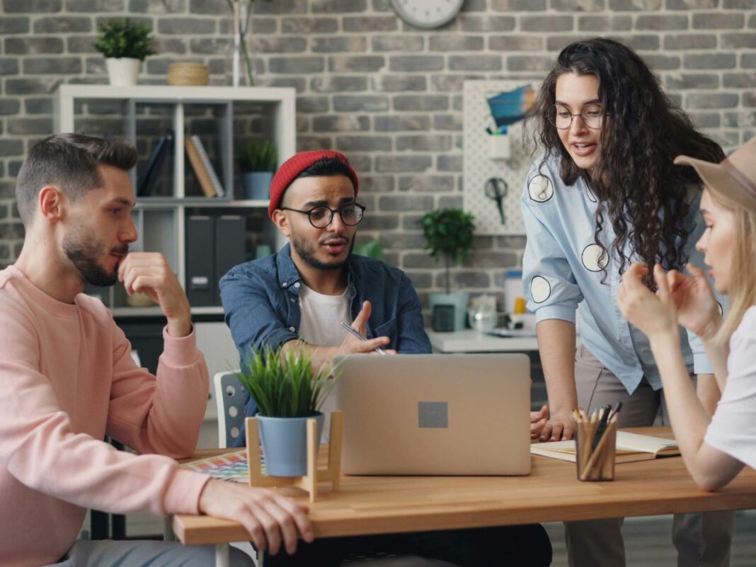 Coworking Persone che lavorano in coworking