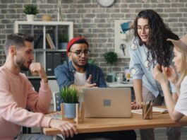 Persone che lavorano in coworking