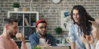 Persone che lavorano in coworking