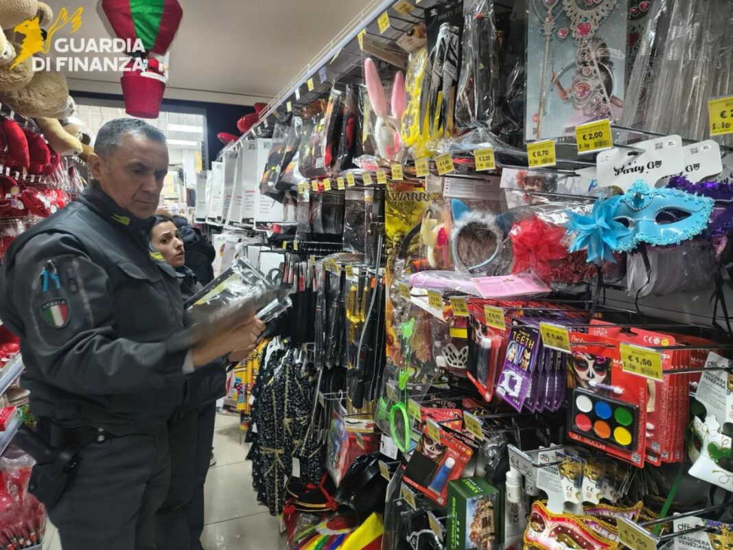 Finanziere durante il blitz in uno dei negozi