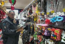 Finanziere durante il blitz in uno dei negozi