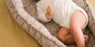 Un neonato rimasto “invisibile” agli occhi dello Stato per quasi un mese. Non per abbandono o pericolo, ma per una scelta della madre che voleva garantire al figlio il cognome del padre, attualmente detenuto. Una decisione che è costata alla donna una denuncia per soppressione di stato. La vicenda arriva da Massa di Somma, nel Vesuviano. Alla fine di gennaio una 38enne residente a Marano di Napoli dà alla luce un bambino presso la clinica “Casa di Cura Nostra Signora di Lourdes”. Il parto avviene senza complicazioni e madre e figlio stanno bene. Le settimane però passano e, a fine febbraio, emergono alcune anomalie nei registri anagrafici: la donna risulta ancora ufficialmente “nubile e senza prole”. Un dettaglio che fa scattare un controllo incrociato tra personale sanitario e Carabinieri. I militari della Stazione di San Sebastiano al Vesuvio si recano nell’abitazione della donna, nel quartiere di San Giovanni a Teduccio, temendo potessero esserci situazioni di rischio. Ma lo scenario è diverso: il bambino è in casa, accudito, in buone condizioni di salute. La spiegazione arriva subito. Il compagno della donna è detenuto nel carcere di Secondigliano. Non essendo i due sposati, per il riconoscimento del figlio con il cognome paterno è necessaria la presenza di entrambi i genitori al momento della dichiarazione di nascita, oppure un permesso speciale che consenta al padre di formalizzare il riconoscimento. Secondo quanto ricostruito, la 38enne, informata delle procedure, avrebbe deciso di attendere la scarcerazione del compagno, prevista per il 27 marzo, così da presentarsi insieme in Comune e registrare il bambino con il cognome del padre. La legge italiana, però, stabilisce termini precisi: la dichiarazione di nascita deve essere resa entro dieci giorni presso il Comune in cui è avvenuto il parto oppure entro tre giorni presso la direzione sanitaria della struttura ospedaliera. Il mancato rispetto dei termini può configurare il reato di soppressione di stato, quando l’identità giuridica del neonato non viene formalmente dichiarata. Per questo motivo la donna è stata denunciata. Nei prossimi giorni la situazione verrà regolarizzata e il piccolo potrà essere finalmente registrato all’Anagrafe, ottenendo il cognome paterno. Una storia nata da un ritardo burocratico, ma che ha comunque richiesto l’intervento delle forze dell’ordine.