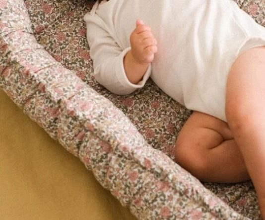 Un neonato rimasto “invisibile” agli occhi dello Stato per quasi un mese. Non per abbandono o pericolo, ma per una scelta della madre che voleva garantire al figlio il cognome del padre, attualmente detenuto. Una decisione che è costata alla donna una denuncia per soppressione di stato. La vicenda arriva da Massa di Somma, nel Vesuviano. Alla fine di gennaio una 38enne residente a Marano di Napoli dà alla luce un bambino presso la clinica “Casa di Cura Nostra Signora di Lourdes”. Il parto avviene senza complicazioni e madre e figlio stanno bene. Le settimane però passano e, a fine febbraio, emergono alcune anomalie nei registri anagrafici: la donna risulta ancora ufficialmente “nubile e senza prole”. Un dettaglio che fa scattare un controllo incrociato tra personale sanitario e Carabinieri. I militari della Stazione di San Sebastiano al Vesuvio si recano nell’abitazione della donna, nel quartiere di San Giovanni a Teduccio, temendo potessero esserci situazioni di rischio. Ma lo scenario è diverso: il bambino è in casa, accudito, in buone condizioni di salute. La spiegazione arriva subito. Il compagno della donna è detenuto nel carcere di Secondigliano. Non essendo i due sposati, per il riconoscimento del figlio con il cognome paterno è necessaria la presenza di entrambi i genitori al momento della dichiarazione di nascita, oppure un permesso speciale che consenta al padre di formalizzare il riconoscimento. Secondo quanto ricostruito, la 38enne, informata delle procedure, avrebbe deciso di attendere la scarcerazione del compagno, prevista per il 27 marzo, così da presentarsi insieme in Comune e registrare il bambino con il cognome del padre. La legge italiana, però, stabilisce termini precisi: la dichiarazione di nascita deve essere resa entro dieci giorni presso il Comune in cui è avvenuto il parto oppure entro tre giorni presso la direzione sanitaria della struttura ospedaliera. Il mancato rispetto dei termini può configurare il reato di soppressione di stato, quando l’identità giuridica del neonato non viene formalmente dichiarata. Per questo motivo la donna è stata denunciata. Nei prossimi giorni la situazione verrà regolarizzata e il piccolo potrà essere finalmente registrato all’Anagrafe, ottenendo il cognome paterno. Una storia nata da un ritardo burocratico, ma che ha comunque richiesto l’intervento delle forze dell’ordine.