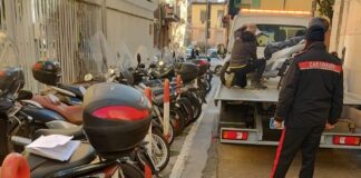 Torre Annunziata, blitz dei carabinieri in via XXIV Maggio: rimossi scooter abbandonati da mesi