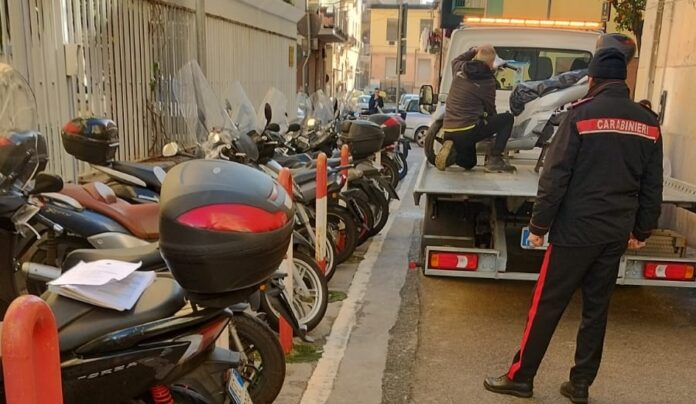 Torre Annunziata, blitz dei carabinieri in via XXIV Maggio: rimossi scooter abbandonati da mesi Torre Annunziata, blitz dei carabinieri in via XXIV Maggio: rimossi scooter abbandonati da mesi
