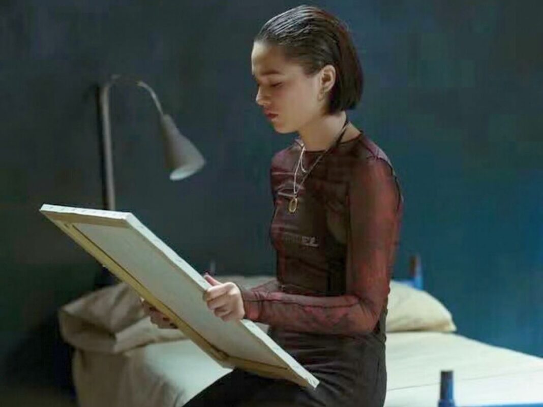 Rosa Ricci Mare Fuori Rosa Ricci seduta sul letto guarda un quadro della madre