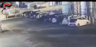 La scena ripresa dalle telecamere sul porto di Baia