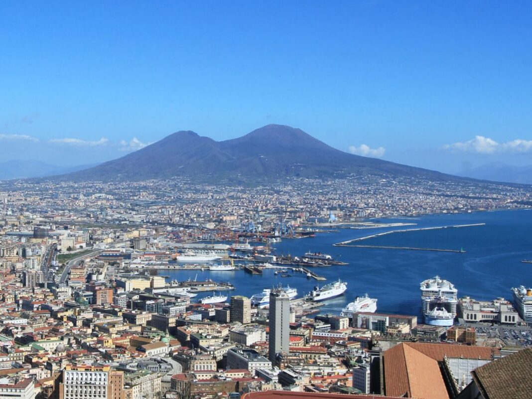 Veduta panoramica del Golfo di Napoli con il Vesuvio sotto un cielo limpido e soleggiato