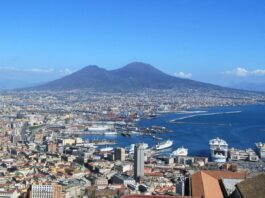 Veduta panoramica del Golfo di Napoli con il Vesuvio sotto un cielo limpido e soleggiato
