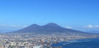 Veduta panoramica del Golfo di Napoli con il Vesuvio sotto un cielo limpido e soleggiato