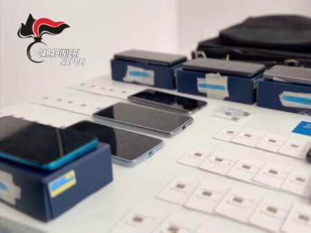 Smartphone sulla scrivania dei carabinieri