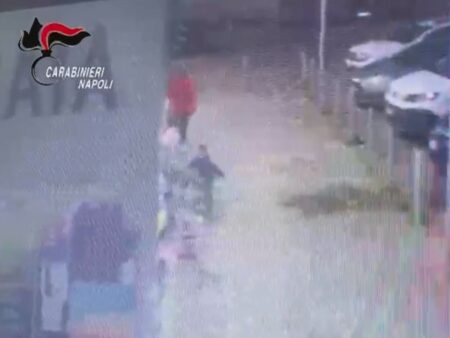 Un ghanese tenta di rapire un bimbo di 5 anni fuori dal supermercato a Caivano