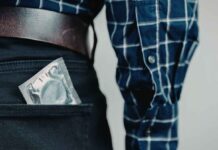 Tenta di scassinare un distributore di profilattici