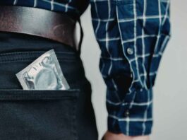 Tenta di scassinare un distributore di profilattici