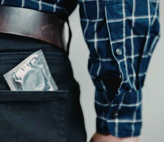 Tenta di scassinare un distributore di profilattici