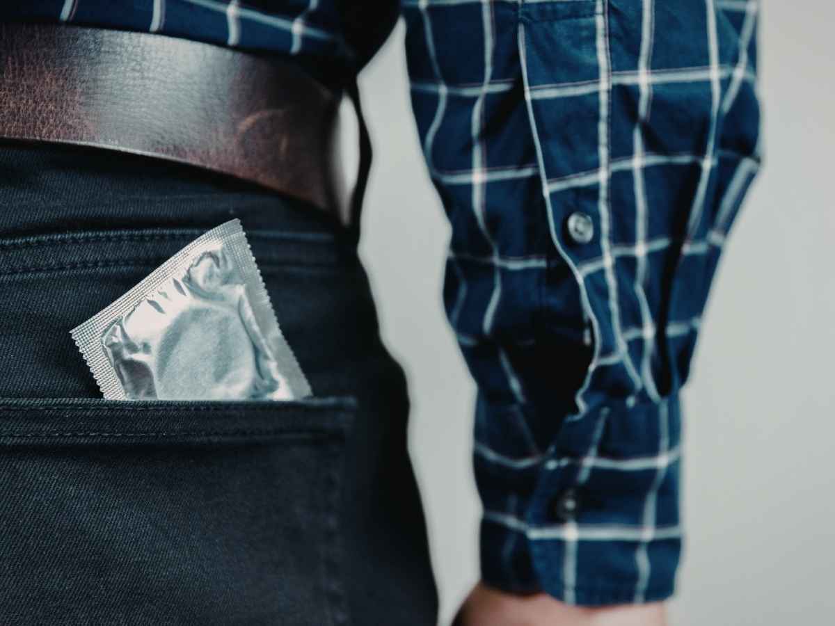 Tenta di scassinare un distributore di profilattici