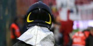 Vigile del fuoco di spalle