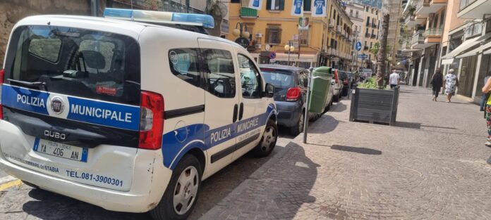 Castellammare di Stabia, controlli della Municipale: 17 patenti ritirate per uso del cellulare