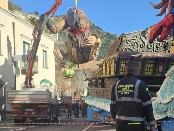 Paura al Carnevale Sarnese: cede un carro allegorico, tre feriti tra cui una bambina Paura al Carnevale Sarnese: cede un carro allegorico, tre feriti tra cui una bambina