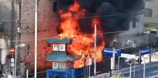 Nocera Superiore, carro di Carnevale in fiamme: paura vicino al passaggio a livello