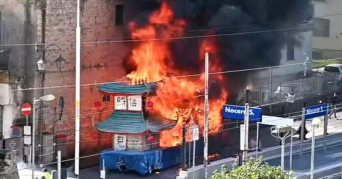 Nocera Superiore, carro di Carnevale in fiamme: paura vicino al passaggio a livello Nocera Superiore, carro di Carnevale in fiamme: paura vicino al passaggio a livello