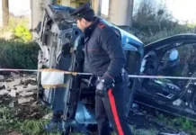 Piscinola: sorpreso a smontare un’auto rubata, arrestato