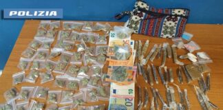Napoli: droga, monete false e proiettili in auto. Arrestato 26enne