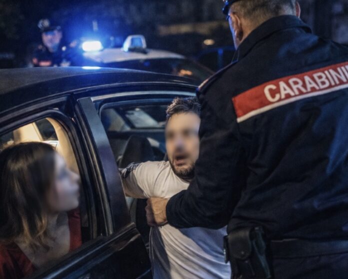 Giugliano in Campania: ai domiciliari ma in auto con una donna, arrestato 29enne