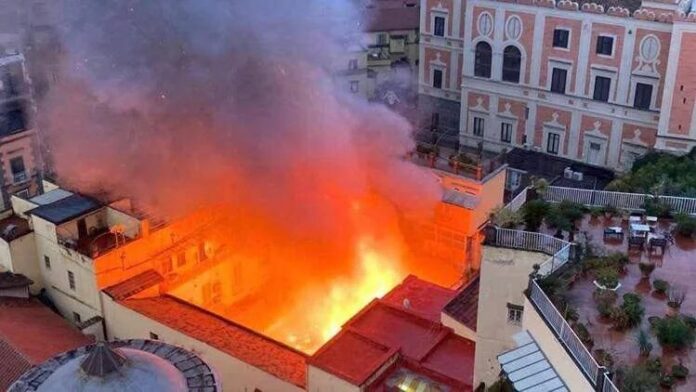 Napoli, incendio al Teatro Sannazaro: un milione dalla Regione e vertice in Prefettura per l’emergenza Napoli, incendio al Teatro Sannazaro: un milione dalla Regione e vertice in Prefettura per l’emergenza