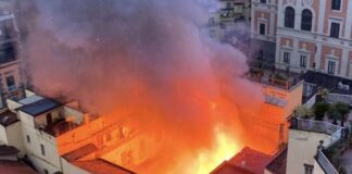 Incendio devastante al Teatro Sannazaro a Napoli: crolla la cupola, Chiaia avvolta dal fumo